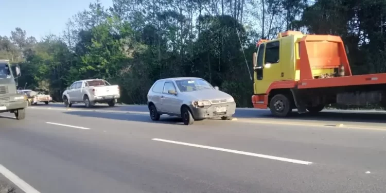 Motorista abandona carro ligado no meio da pista em Almirante Tamandaré