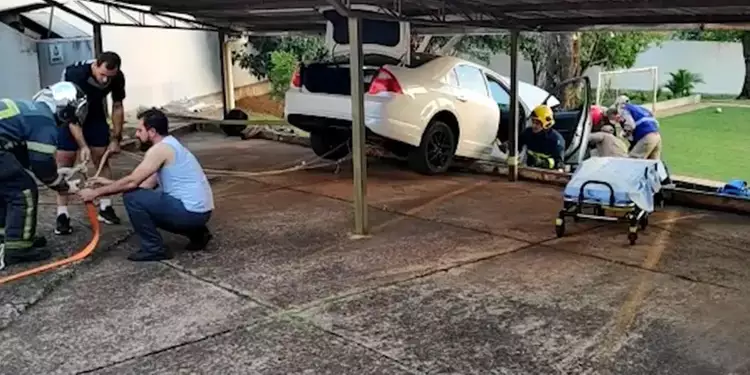 Mãe atropela filho de oito anos após confundir marchas do carro