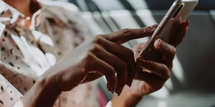 Mulher cai em golpe do estelionato amoroso e deposita R$ 35 mil para namorado virtual: “Ele não é bandido”