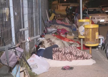Mulher de 44 anos morre após passar mal enquanto esperava atendimento em fila da assistência social