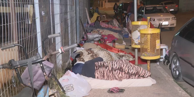 Mulher de 44 anos morre após passar mal enquanto esperava atendimento em fila da assistência social