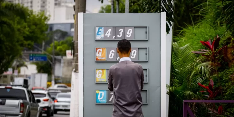 Petrobras baixa preço da gasolina pela 3ª vez em menos de um mês