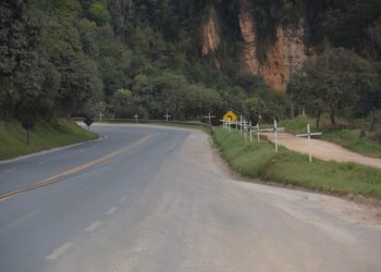 Mulher e criança ficam feridos em capotamento na Rodovia dos Minérios