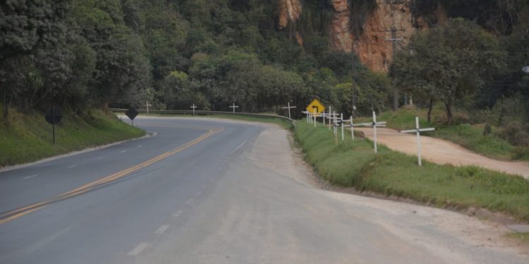 Mulher e criança ficam feridos em capotamento na Rodovia dos Minérios