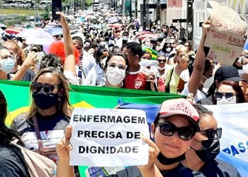 Bolsonaro sanciona projeto que fixa piso salarial para enfermeiros, técnicos, auxiliares e parteiras