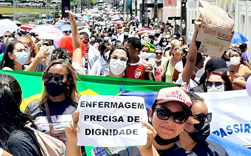 Bolsonaro sanciona projeto que fixa piso salarial para enfermeiros, técnicos, auxiliares e parteiras