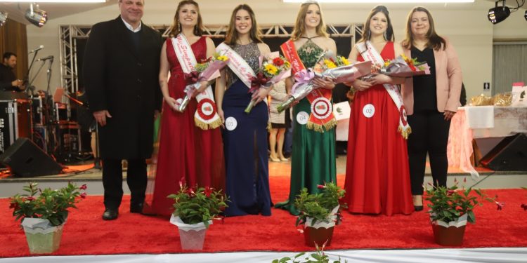 Rainha do Morango é escolhida em Almirante Tamandaré