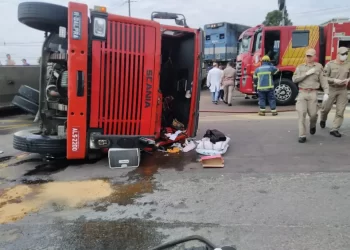 Trem parte caminhão ao meio em acidente na linha férrea