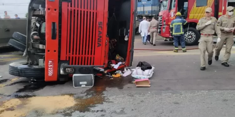 Trem parte caminhão ao meio em acidente na linha férrea