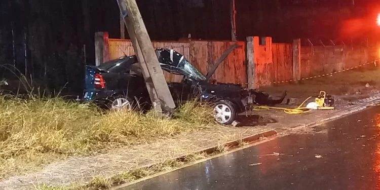 Adolescente morre e outras duas jovens ficam feridas em acidente de carro, em Colombo
