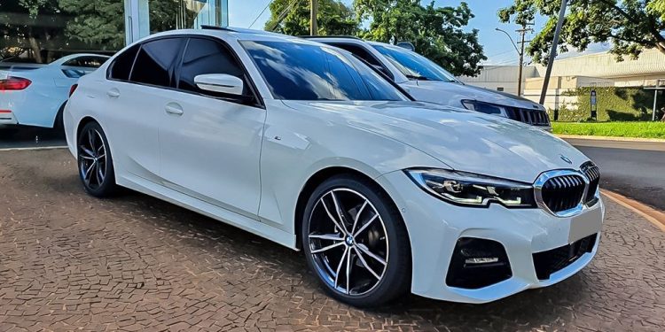 Pedreiro bate em carro de luxo e escapa de pagar mais de R$ 300 mil para reparar o veículo