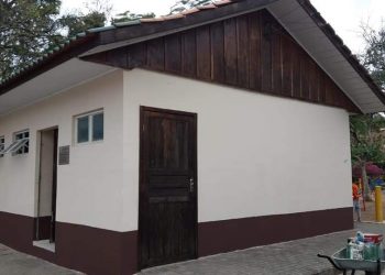 PREFEITURA DE CERRO AZUL REALIZA A MANUTENÇÃO DO SANITÁRIO PÚBLICO DA PRAÇA MONSENHOR CELSO.