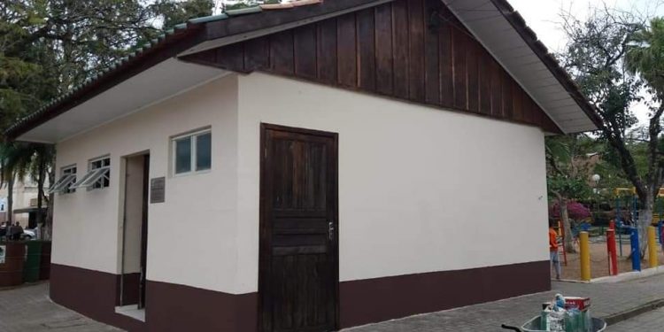 PREFEITURA DE CERRO AZUL REALIZA A MANUTENÇÃO DO SANITÁRIO PÚBLICO DA PRAÇA MONSENHOR CELSO.