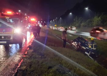 Motorista perde controle de carro com pista molhada, capota e vai parar no canteiro central da BR-277