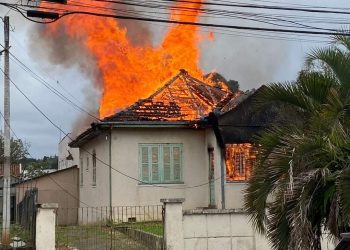 FOGO DESTRÓI RESIDÊNCIA E ASSUSTA PACIENTES DE HOSPITAL