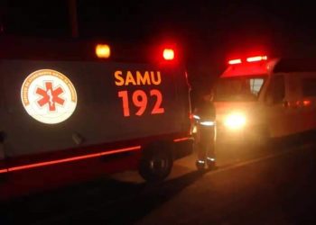 Mãe é agredida pelo filho de 22 anos e fica caída na calçada à espera de socorro