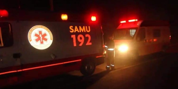 Mãe é agredida pelo filho de 22 anos e fica caída na calçada à espera de socorro