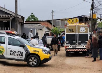 Atiradores chamam morador pelo nome e o matam na frente do filho de 3 anos em Colombo
