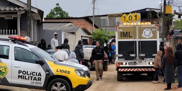 Atiradores chamam morador pelo nome e o matam na frente do filho de 3 anos em Colombo