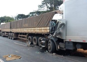COLISÃO TRASEIRA ENTRE DOIS CAMINHÕES DEIXOU VÍTIMA EM ESTADO GRAVE NA BR-376,