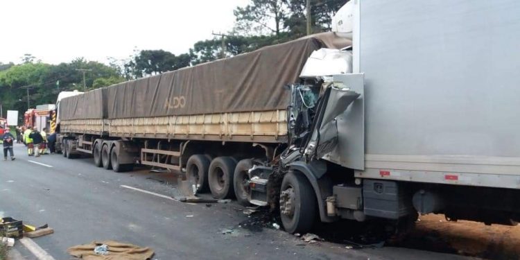 COLISÃO TRASEIRA ENTRE DOIS CAMINHÕES DEIXOU VÍTIMA EM ESTADO GRAVE NA BR-376,