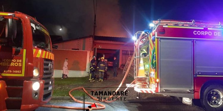 IDOSA É RETIRADA AS PRESSAS DE CASA EM CHAMAS NO PAROLIN