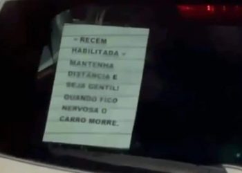 Motorista recém-habilitada deixa bilhete no vidro de trás: ‘Quando fico nervosa, o carro morre’.