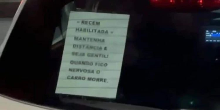 Motorista recém-habilitada deixa bilhete no vidro de trás: ‘Quando fico nervosa, o carro morre’.