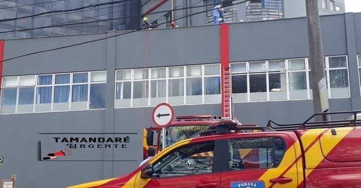 HOMEM QUE CAIU DO HOSPITAL EVANGÉLICO ERA SUSPEITO DE COLOCAR FOGO EM CELA DE DELEGACIA.
