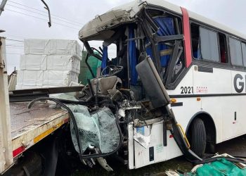 16 pessoas ficam feridas após acidente entre ônibus e carreta na BR-277