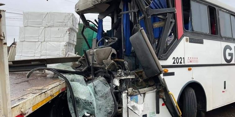 16 pessoas ficam feridas após acidente entre ônibus e carreta na BR-277