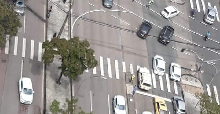 Ambulância se envolve em acidente no centro de Curitiba
