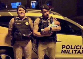 Policiais salvam bebê engasgado com leite materno
