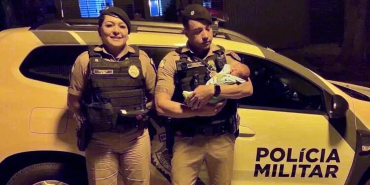 Policiais salvam bebê engasgado com leite materno