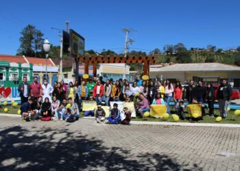 CAMPANHA DE CONSCIENTIZAÇÃO E PREVENÇÃO AO SUICÍDIO MOBILIZA DIVERSAS PESSOAS NA PRAÇA MONSENHOR CELSO EM CERRO AZUL.