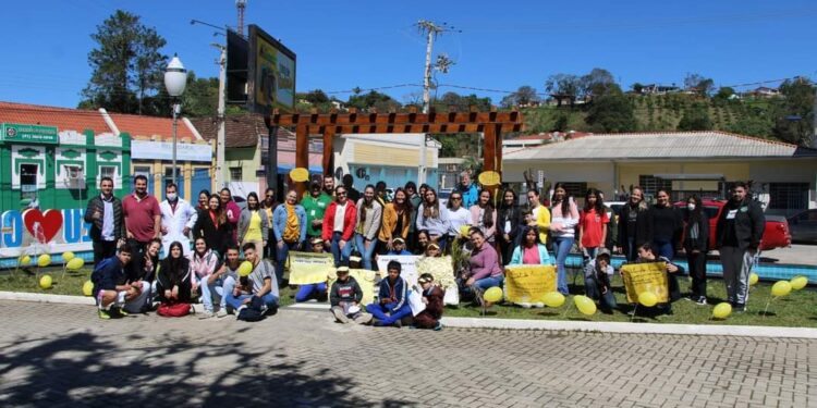 CAMPANHA DE CONSCIENTIZAÇÃO E PREVENÇÃO AO SUICÍDIO MOBILIZA DIVERSAS PESSOAS NA PRAÇA MONSENHOR CELSO EM CERRO AZUL.