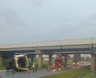 MOTORISTA SOBREVIVE POR MILAGRE APÓS CAIR COM CAMINHÃO DE CIMA DE VIADUTO