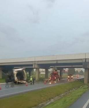 MOTORISTA SOBREVIVE POR MILAGRE APÓS CAIR COM CAMINHÃO DE CIMA DE VIADUTO