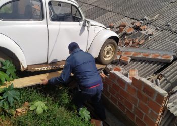 Fusca vai parar em cima do telhado