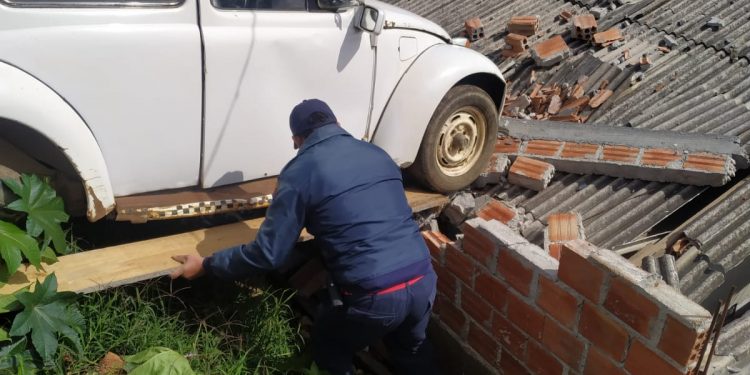 Fusca vai parar em cima do telhado
