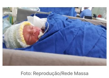 Bebê que nasceu dentro de ônibus de Curitiba ganha nome do motorista; mãe não sabia da gravidez