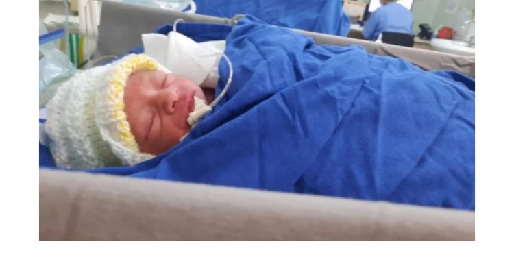 Bebê que nasceu dentro de ônibus de Curitiba ganha nome do motorista; mãe não sabia da gravidez