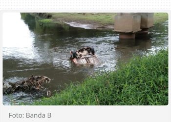Bombeiros fazem buscas para resgatar vítima presa dentro de carro submerso