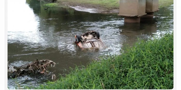Bombeiros fazem buscas para resgatar vítima presa dentro de carro submerso