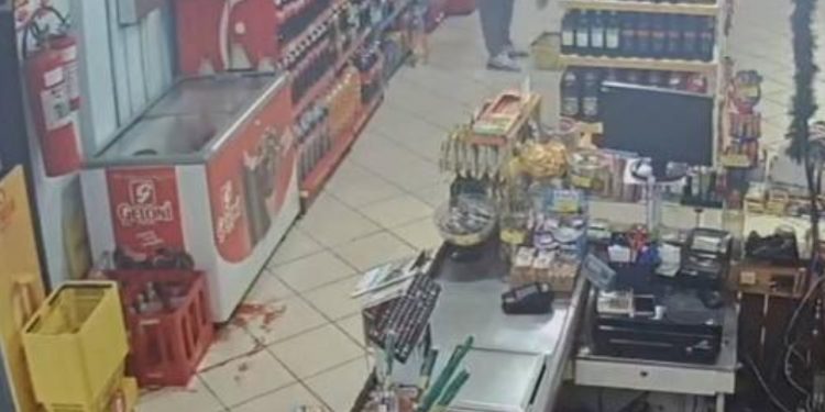 Homem coloca contrafilé dentro da calça e foge de mercado no Paraná