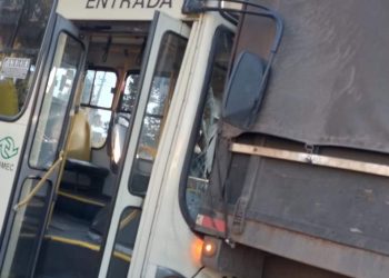 Ônibus da Viação do Sul bate na traseira de caminhão na Rodovia dos Minérios