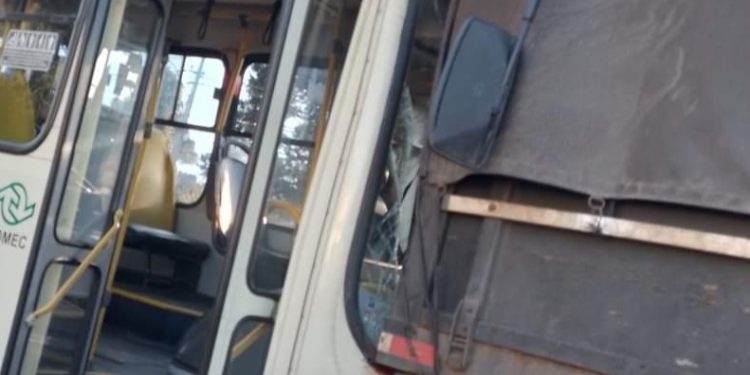 Ônibus da Viação do Sul bate na traseira de caminhão na Rodovia dos Minérios