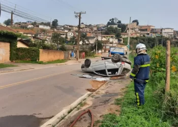 Fiat Uno em alta velocidade capota e quatro pessoas ficam feridas em Almirante Tamandaré