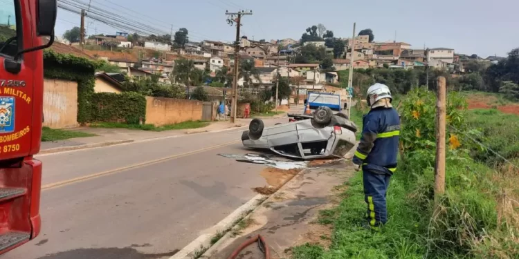 Fiat Uno em alta velocidade capota e quatro pessoas ficam feridas em Almirante Tamandaré