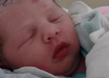 Bebê nasce com “sinal da cruz” na testa após falecimento da bisavó